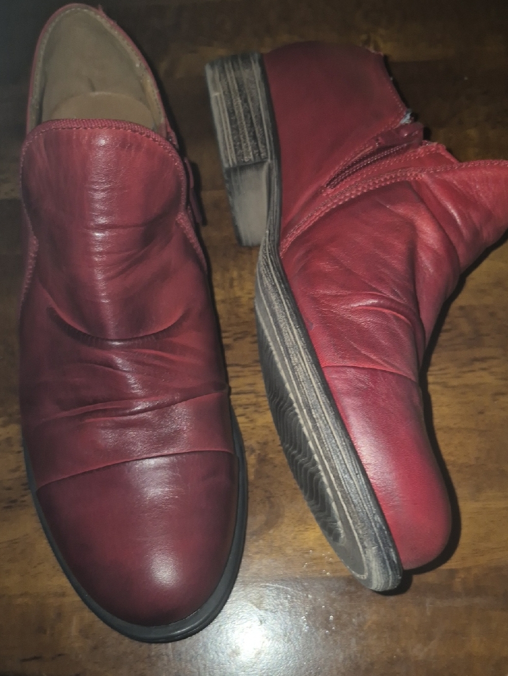 Womans MIZ MOOZ  Red Leather Slip-On SHOES sz 37 6.5